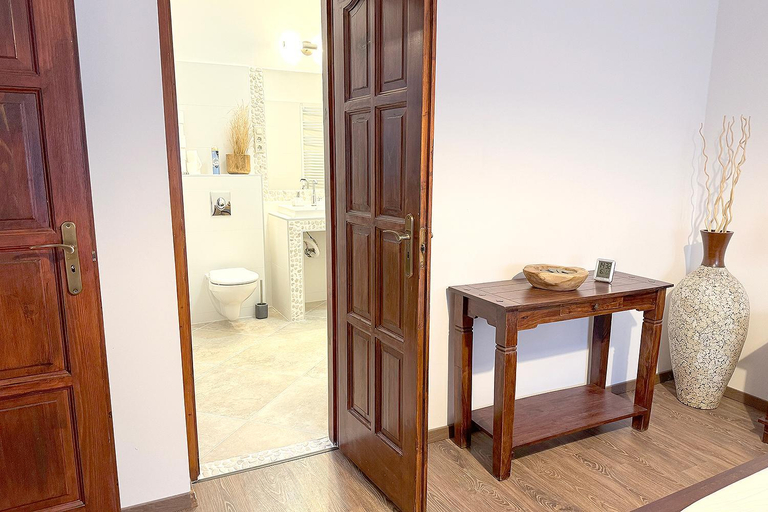 Others 5, Full 2BDR Garden House near to Downtown Metro Free Parking, Budapesti