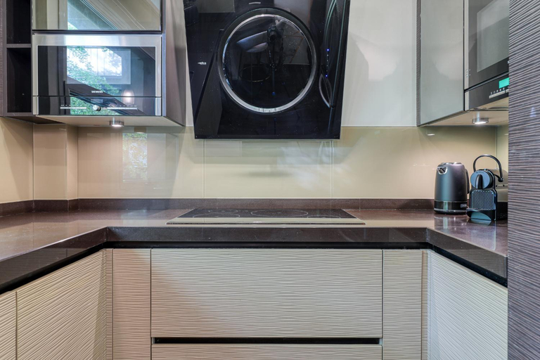 Others 5, Montaigne Executive Suite, Paris