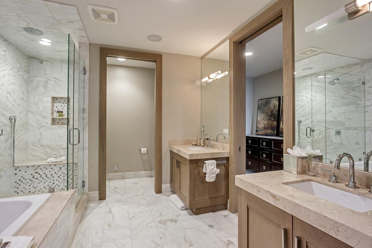 Bathroom, Platinum Room Hotel Room, Summit