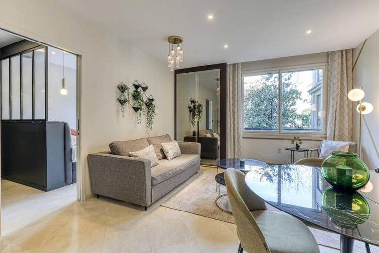 Others 2, Montaigne Executive Suite, Paris