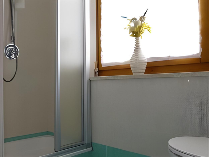 Bathroom 5, Garni Biancaneve Ruffre-Mendola, Trento