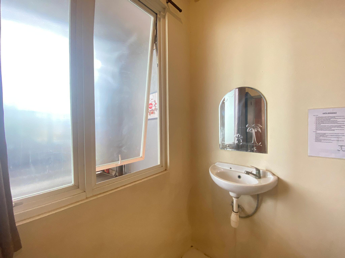 Bathroom 16