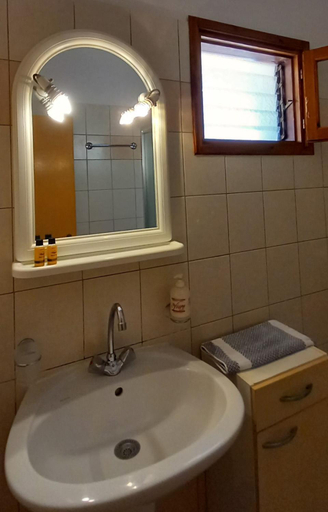 Bathroom, Maridatis Apartments, Crete