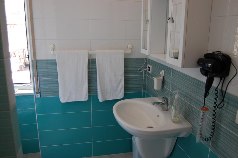 Bathroom 3, M7 Suites Central, Salerno