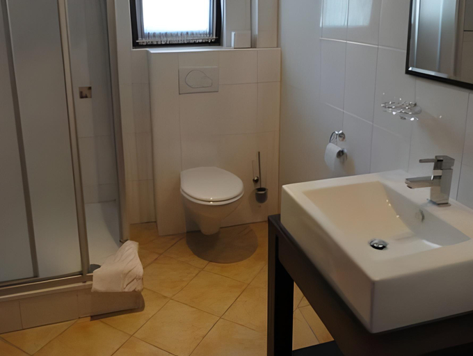 Bathroom 2, Landgasthof Gobel, Waldeck-Frankenberg