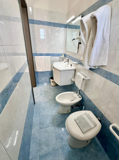 Bathroom 4, Hotel Blu, Lecce