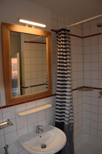 Bathroom 5, Hamburger Alm Hotel St. Pauli, Hamburg