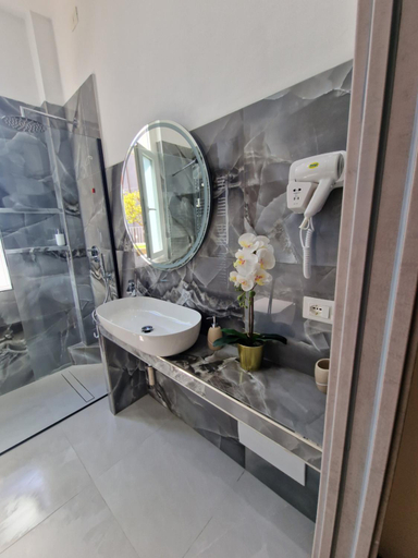 Bathroom 5, La casa della stazione, La Spezia