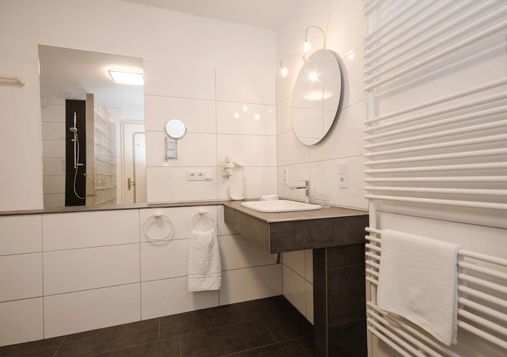 Bathroom 3, Hotel Lange, Leer
