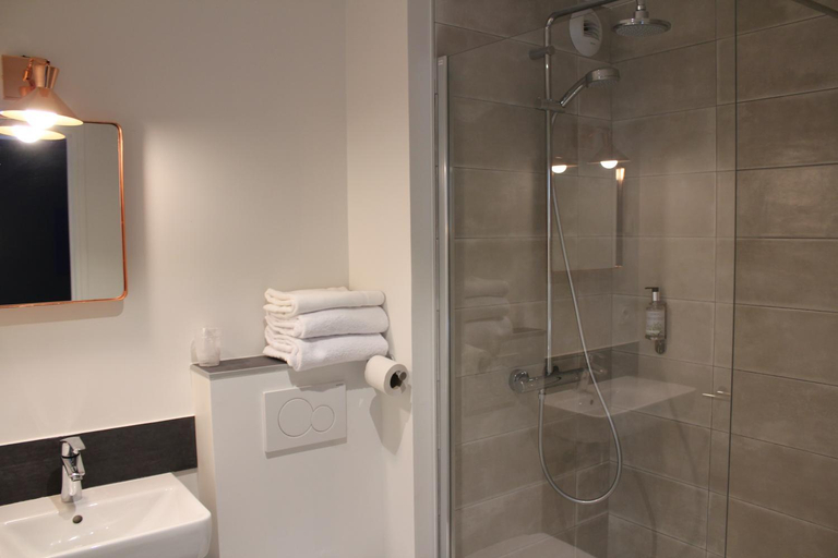 Bathroom 4, La Fontaine Caen Centre Hotel, Calvados