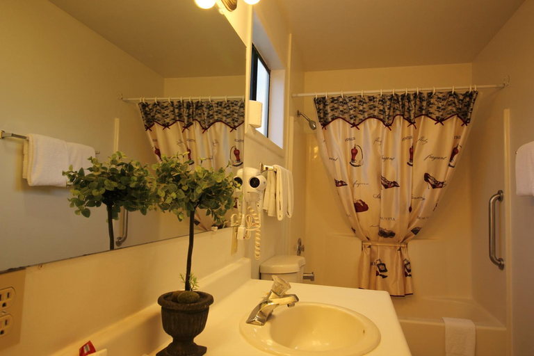 Bathroom 3, Mariners Cove Inn, Grays Harbor