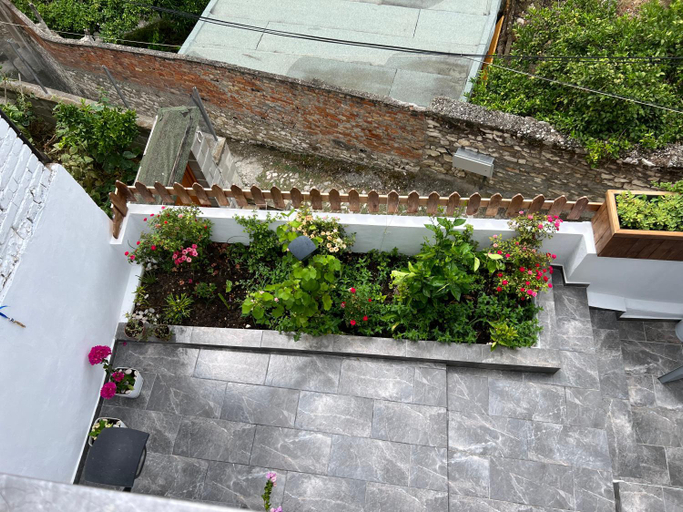 Others 4, Villa Dona, Beratit