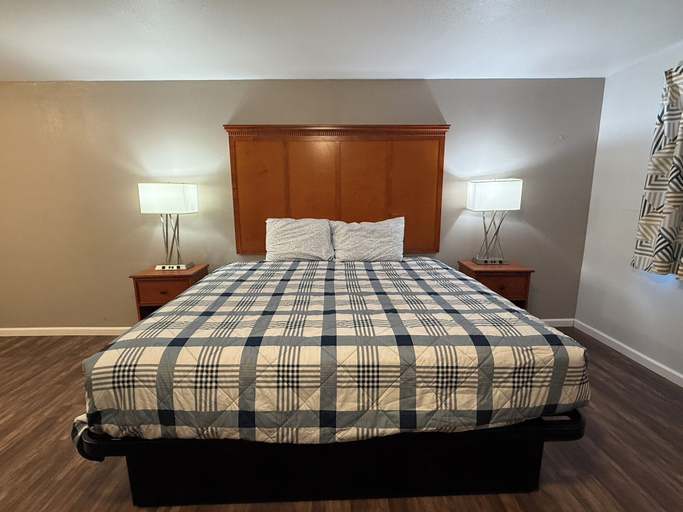 Bedroom 2, Budget Inn Bend, Deschutes