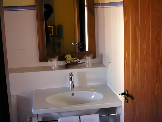 Bathroom 3, Hotel Albarran, Teruel