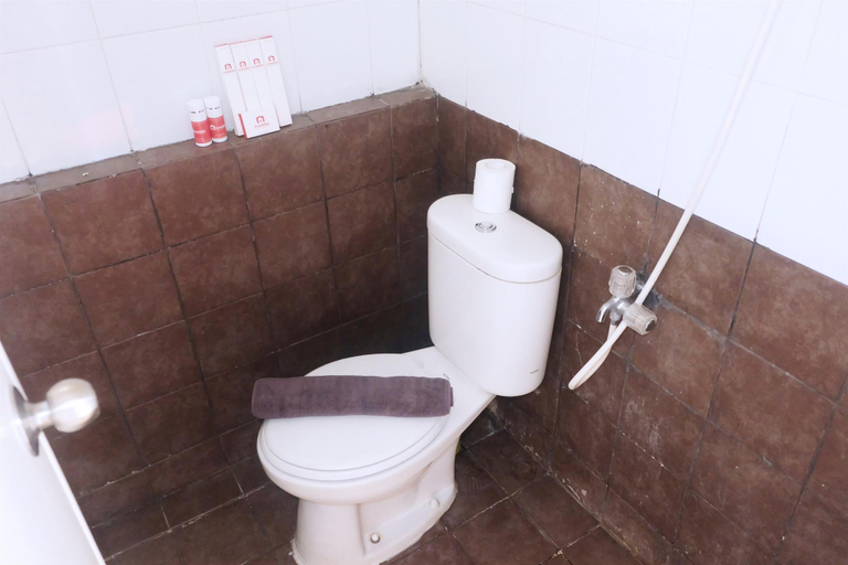 Bathroom 3, Apartment 2BR at Green Pramuka City By Travelio, North Jakarta