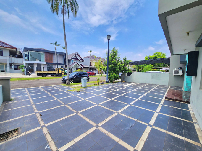 Exterior & Views
