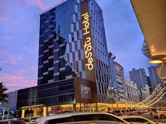 Exterior & Views 24