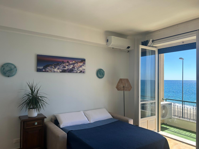 Bedroom 2, VISTA MARE SAVONA "Posto auto e ombrellone con due sdraio compreso", Savona