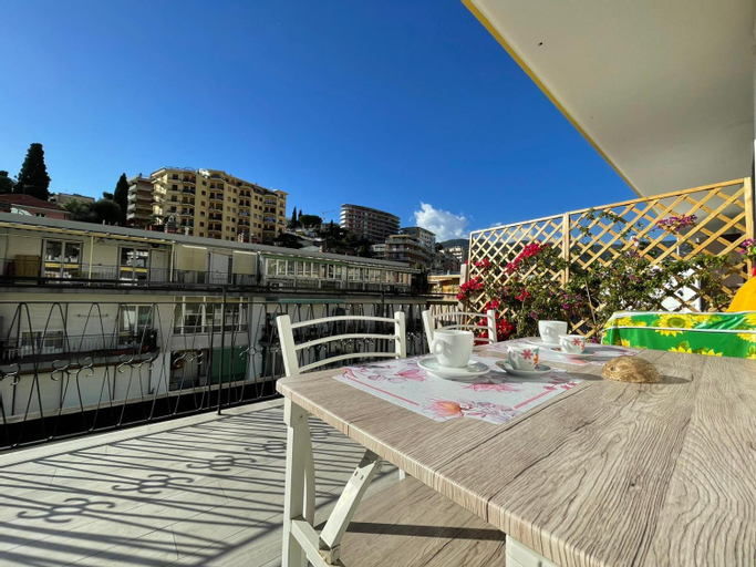 Others 4, WH - Un Posto al Sole - Attico Monolocale con Parcheggio Gratuito - 5 minuti dal centro - Wifi, Imperia