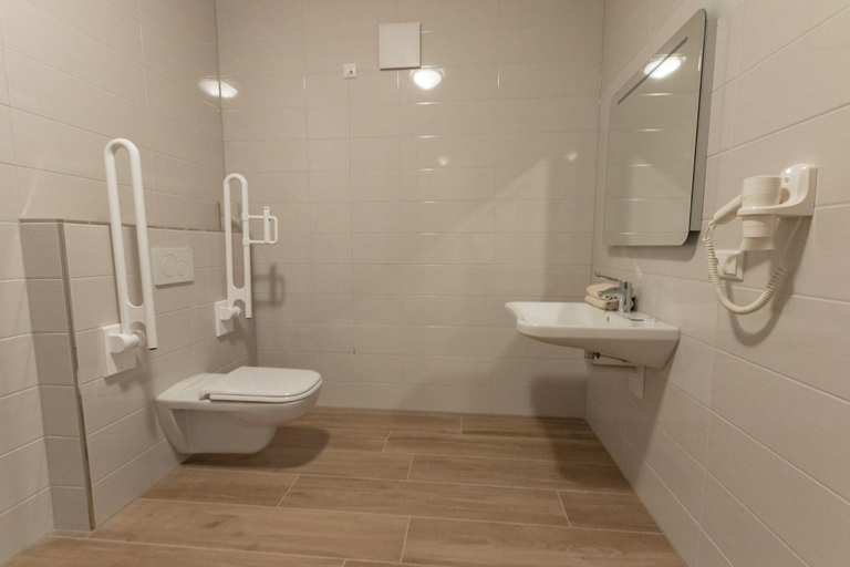 Bathroom 1, Stadthotel Donauworth, Donau-Ries