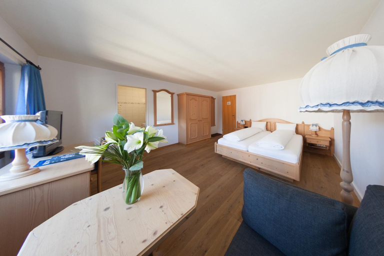 Bedroom 2, Familienhotel Alpina, Surselva