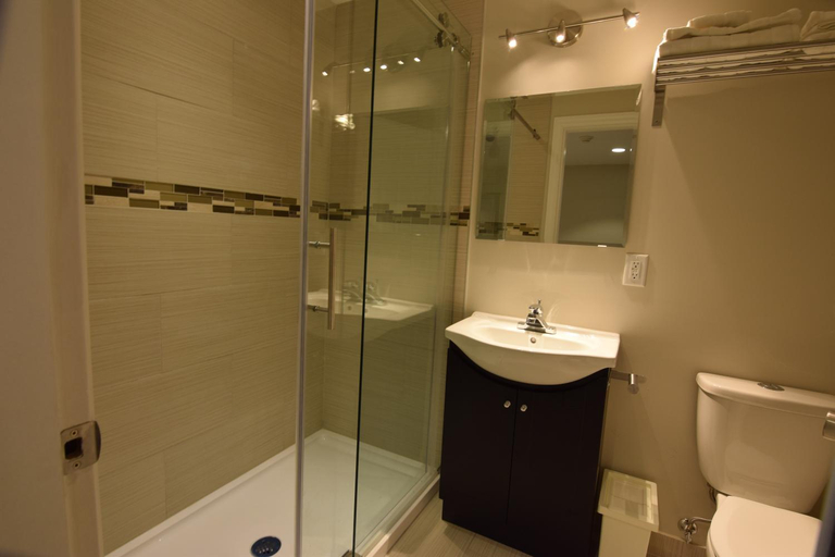 Bathroom, The Lion Inn & Suites, Peace River