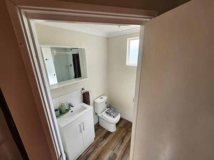 Bathroom 1, Roseneath Cottage, Northam