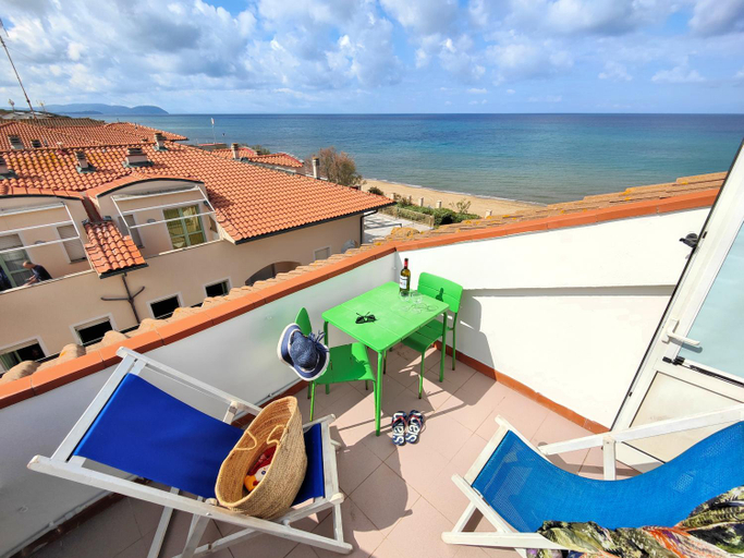 Others 4, Sea view and ground floor Apartments le Dune, Livorno