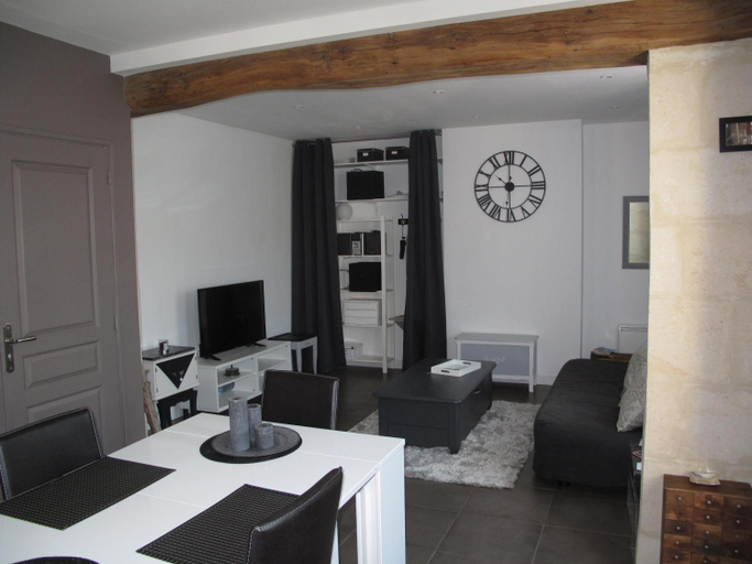 Shared lounge/TV area, La Maison Des Chiens Rouges, Oise
