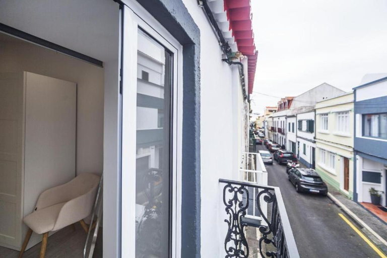 WelcomeBuddy - ANCO 56 - Cozy Retreat with Terrace, Ponta Delgada