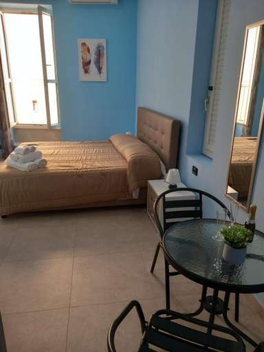 Others 5, greth house, Napoli