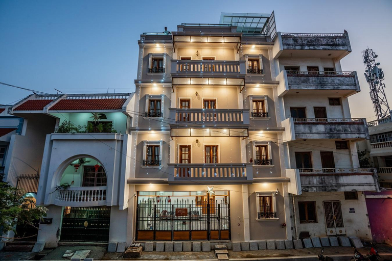Exterior & Views