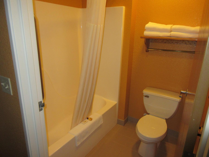 Bathroom 4, Parkfield Inn - Warsaw, Benton