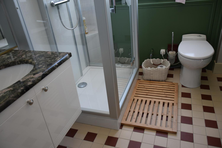 Bathroom 2, CLOCHI-CLOCHA, Loire