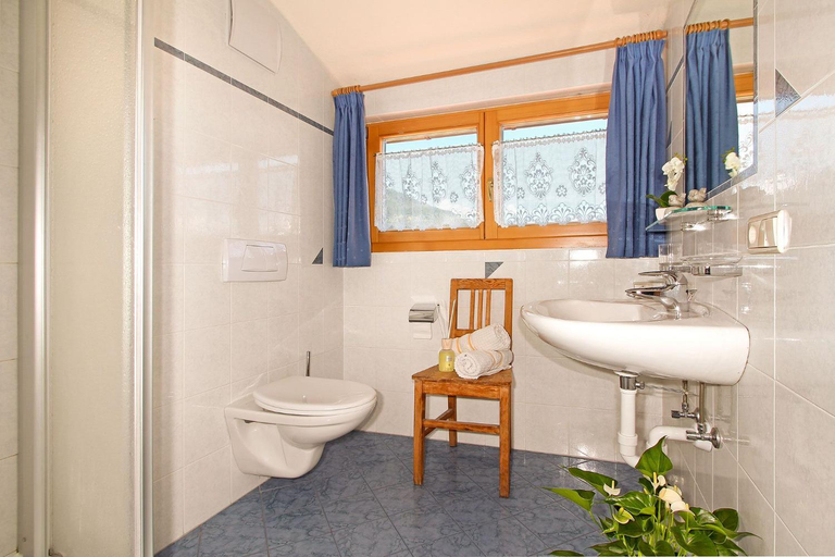 Bathroom 2, Niederhaeusererhof, Bolzano