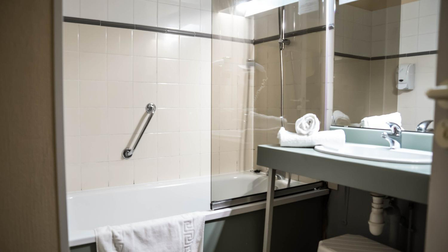 Bathroom 4, Hotel du Canal, Aude