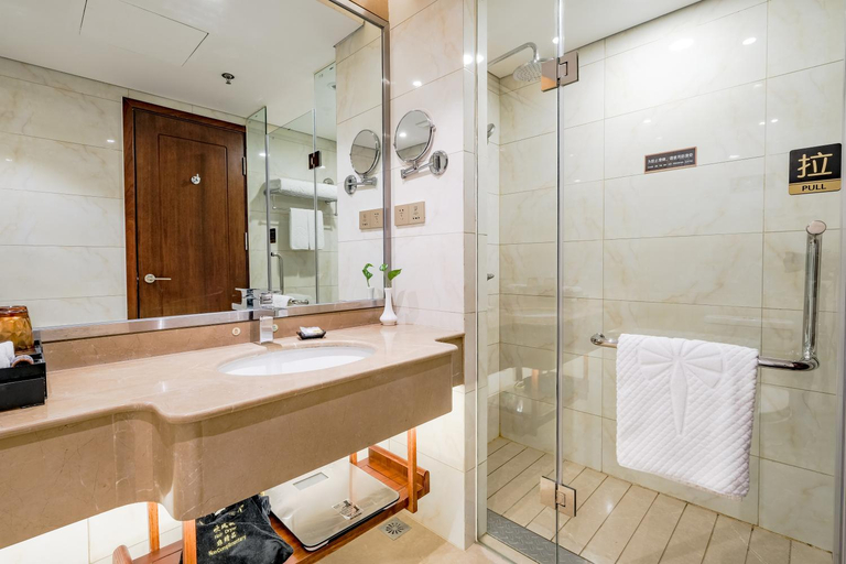 Bathroom 2, The Farrington Hotel B, Weifang