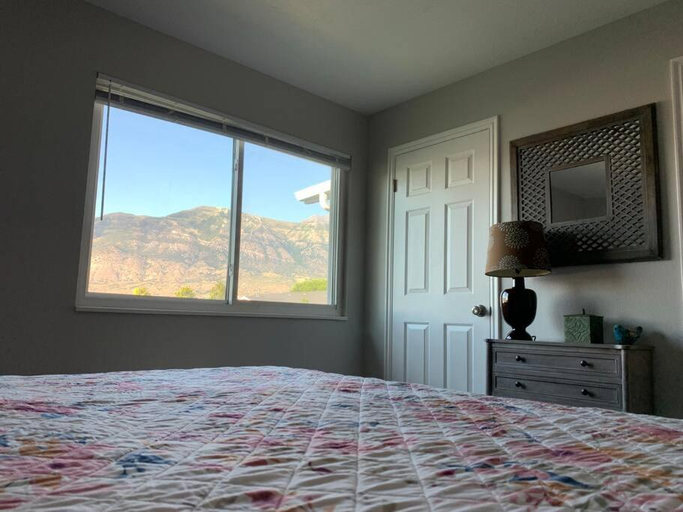 Bedroom 1, Rooms with a Mountain View, Utah
