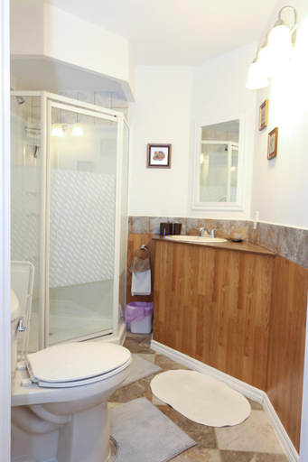 Bathroom 2, Cedar Drive Inn, Stormont, Dundas and Glengarry