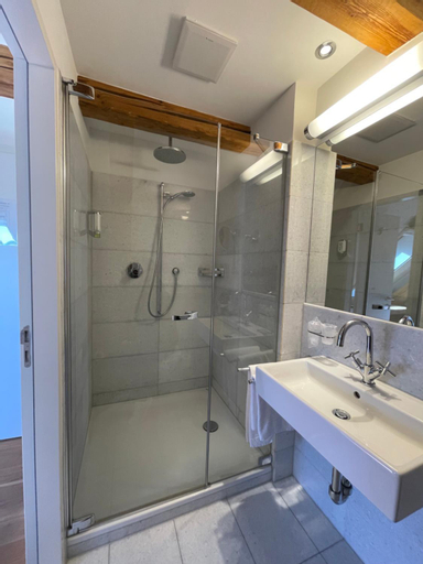 Bathroom 10