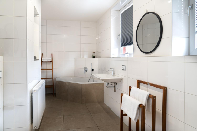 Bathroom 5, Bodensee-Hotel Sonnenhof, Bodenseekreis