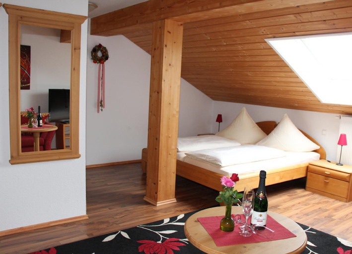 Bedroom 3, Landhotel Weißes Rossle - Restaurantbetrieb von Donnerstag bis Sonntag, Oberallgäu