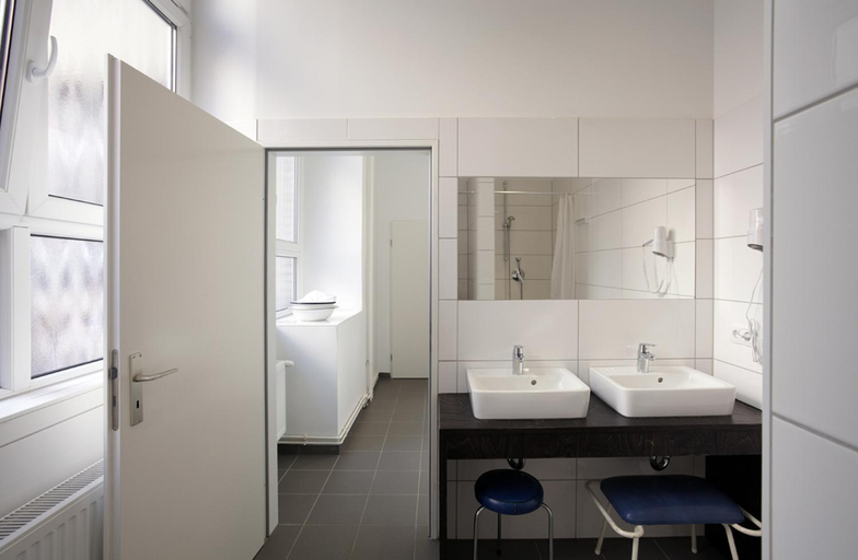 Bathroom 3, Huttenpalast, Berlin