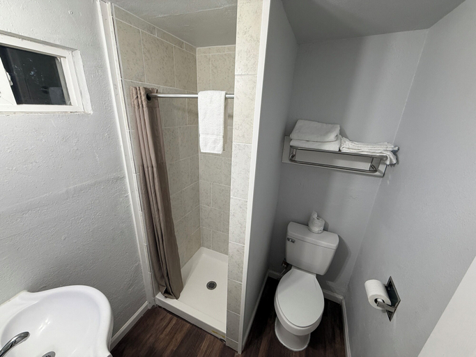 Bathroom 3, Budget Inn Bend, Deschutes