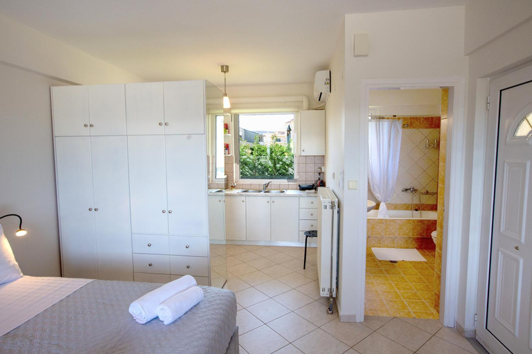 Bedroom 2, Lago sul fondo, Epirus