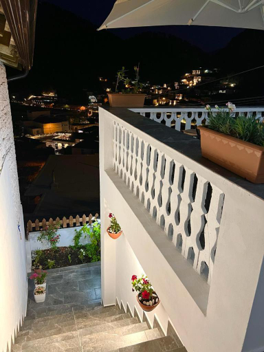 Others 3, Villa Dona, Beratit