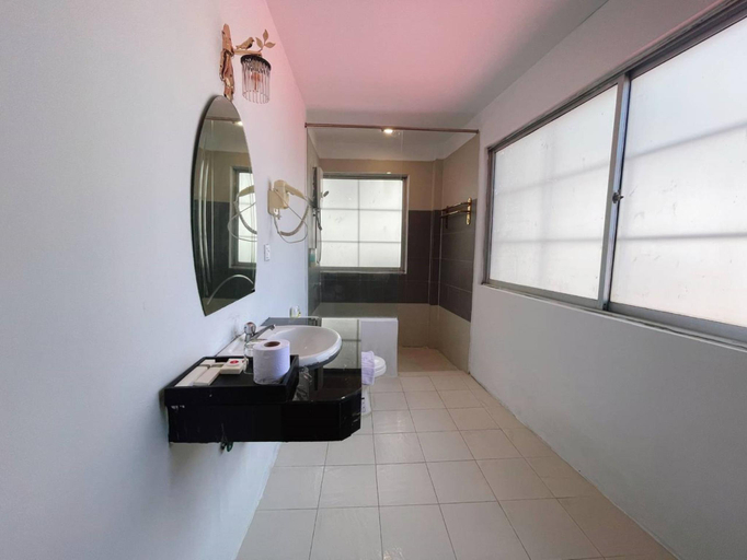 Bathroom 16