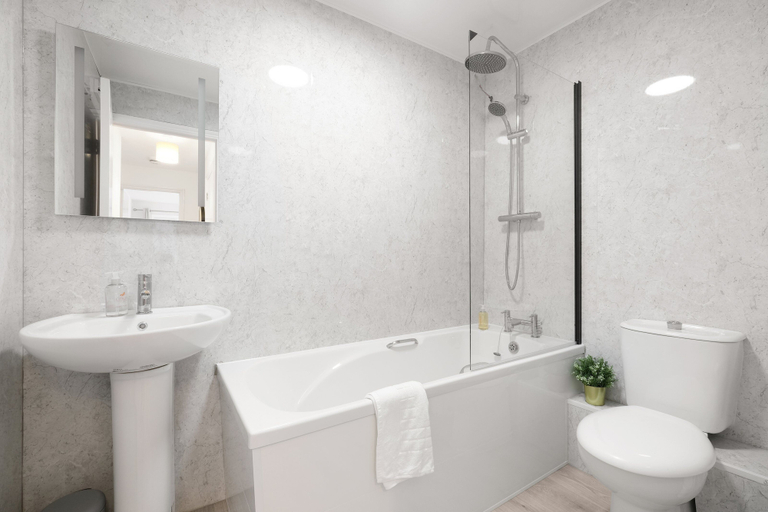 Bathroom, Charming 2 Bed 1Bath Apt -Transom Square, London