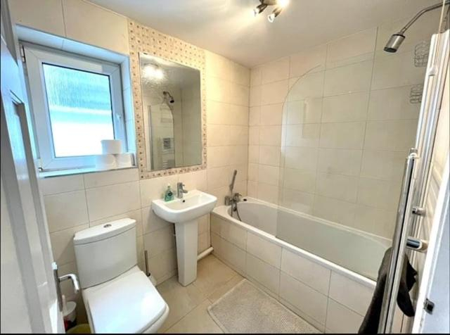 Bathroom 2, Coastal Mumbles Home Near Swansea Bay Beach, Swansea