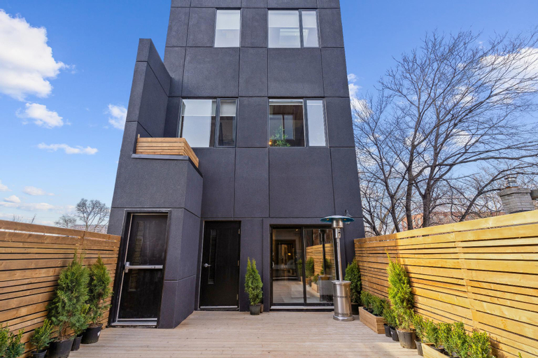 The Queen's Griffen, Toronto